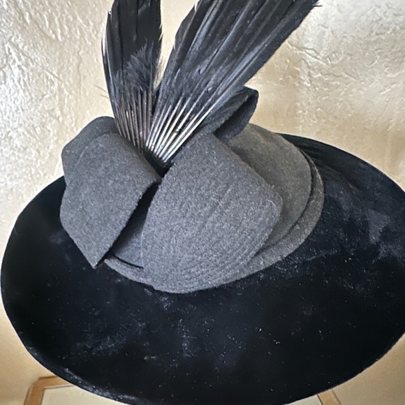 ORNATE 1940s\' BLACK FELT/VELVET FEDORA WITH FELT STRIPS + BLACK FEATHER \